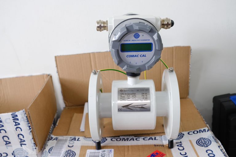 dong-ho-do-luu-luong-dien-tu-comac-cal-768x512-1