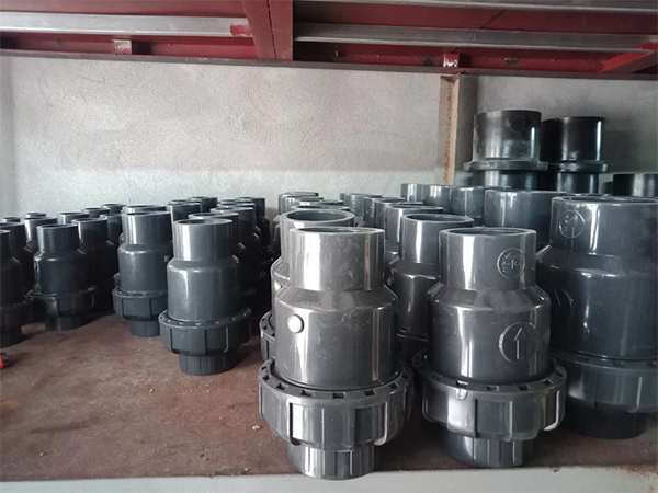 van một chiều nhựa PVC dạng bi lò xo